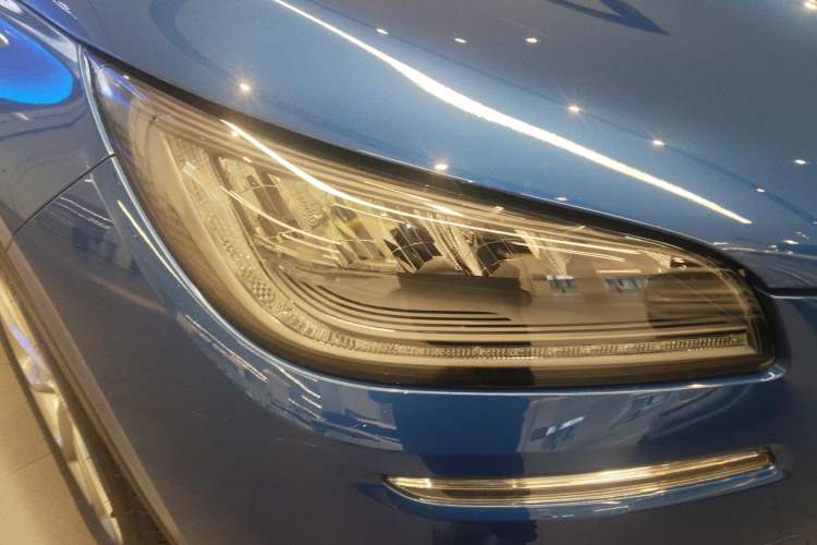 Used Lincoln Corsair 2020 2.0T Two-Wheel Drive Luxury Edition Right Front Headlight