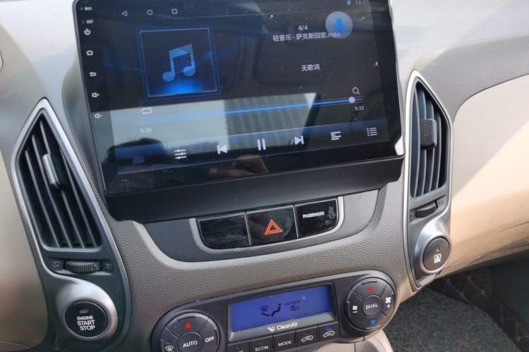 Used Hyundai ix35 2012 2.0L Automatic Two-Wheel Drive Elite Edition GLS Audio And AC Panel