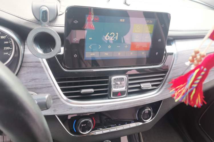 Used Baojun 730 2017 1.5T DCT Flagship Model 7 Seats China V Emission Standard Audio And AC Panel