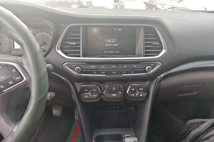 Used GAC Trumpchi GS4 2017 235T Manual Two-Wheel Drive Luxury Edition Audio And AC Panel