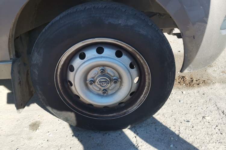 Used Jinbei New Hiace X30L CNG 2023 70L CNG Wealth Edition 6/7-seater Bus Non-Air-Conditioned Model SWCC15M