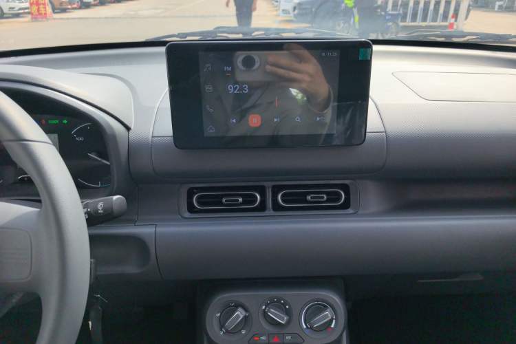 Used Wuling Hongguang New Energy 2024 All-Electric Model 300KM Standard Version Audio And AC Panel