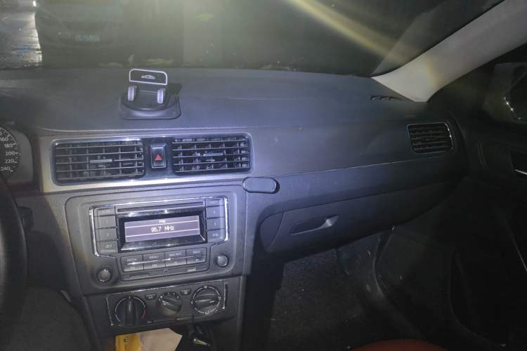 Used Volkswagen Santana 2013 1.6L Automatic Comfort Edition Audio And AC Panel