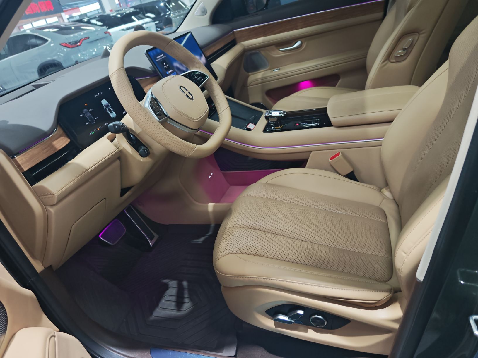 المقاعد الأمامية داخل السيارة