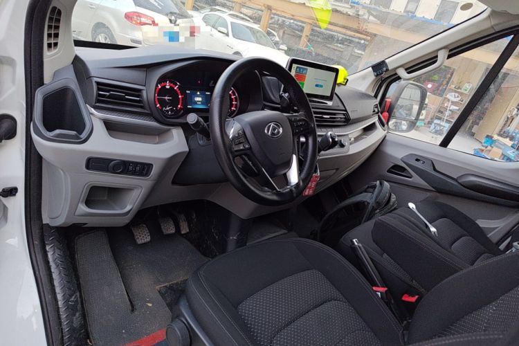 Used SAIC MAXUS Xintu V90 2024 Zhiyun 2.0T Manual Rear-Drive Extended-Wheelbase Ultra-High-Roof Model with Dual Rear Tires and 3 Seats
