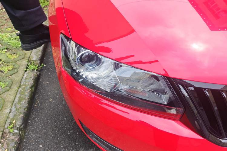 Used Skoda Rapid Spaceback 2016 1.6L Automatic Smart Drive Edition Right Front Headlight