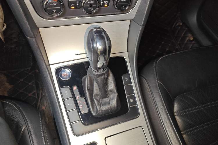 Used Volkswagen Passat 2013 1.8TSI DSG Ultimate Edition Gear Lever