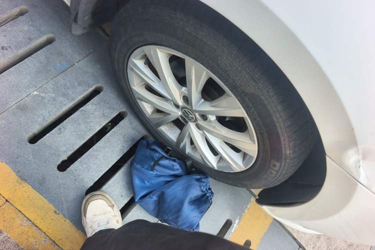 Used Volkswagen Lavida 2015 1.6L Automatic Comfort Edition Right Front Wheel Hub