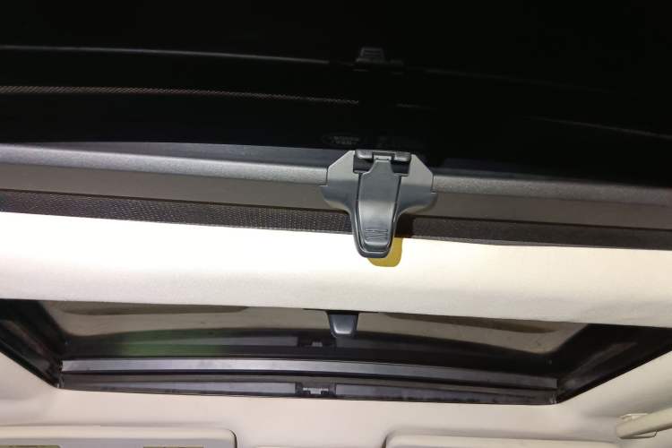 Used Land Rover Freelander 2 2011 3.2L i6 SE Gasoline Version Headliner