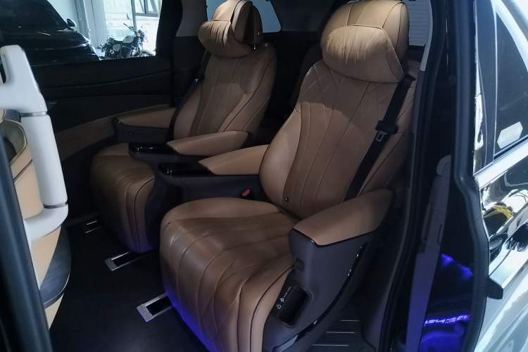 Used Denza D9 2022 DM-i 1040 Prestige Model