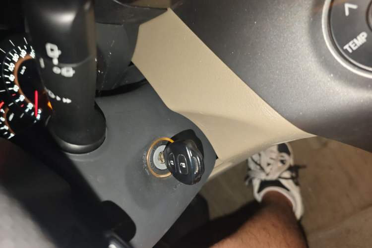 Used Toyota RAV4 2012 Luxurious 2.4L Automatic 4x4 with Stylish Features Vehicle Key