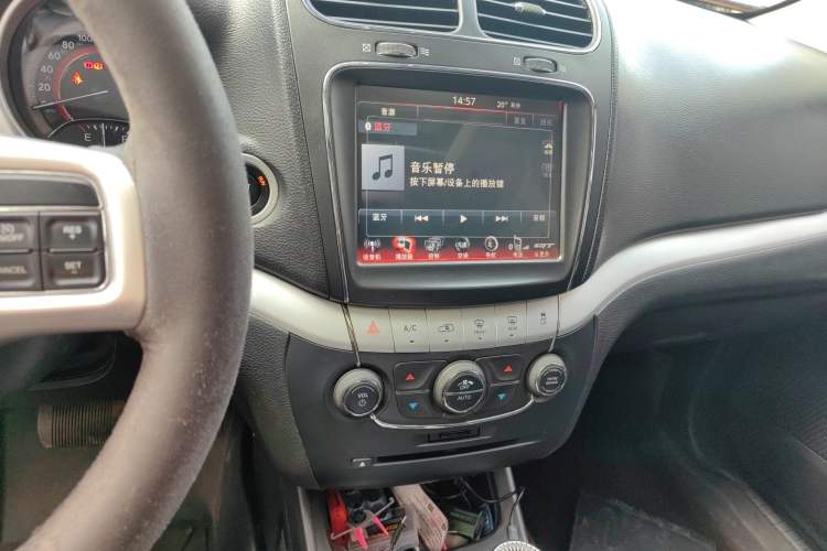 Used Dodge Journey 2015 2.0TD Four-Wheel Drive Luxury Edition Audio And AC Panel