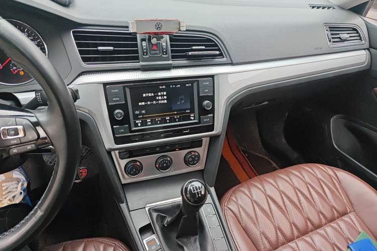 Used Volkswagen Lamando 2015 230TSI Manual Trend Edition Audio And AC Panel