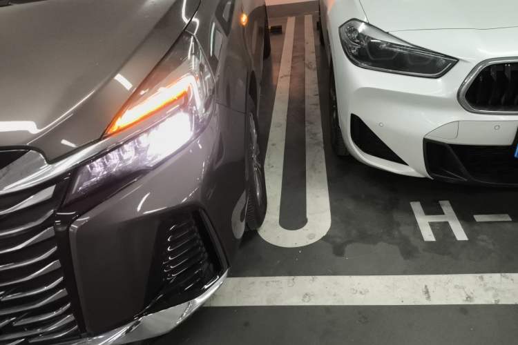 Used Buick GL8 2023 Facelifted Land Cruiser Executive Luxury Version
