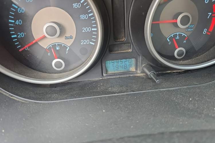 Used Buick Excelle 2011 1.6 LE-AT Odometer Close Up