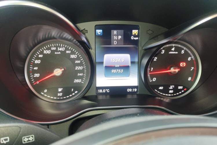 Used Mercedes-Benz GLC 2016 GLC 300 4MATIC Dynamic Model Odometer Close Up