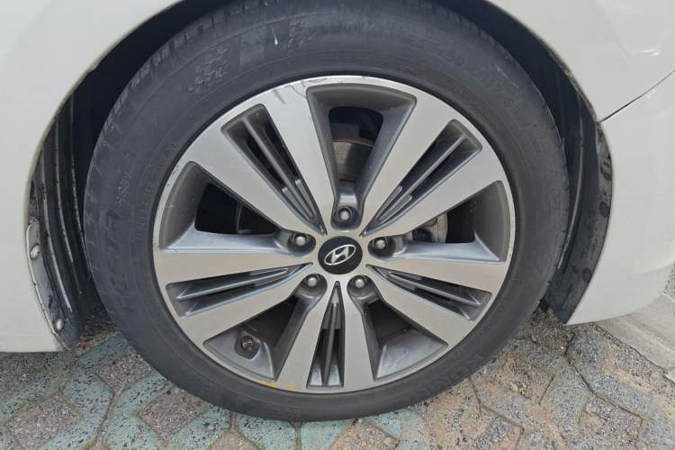Used Hyundai Mistra 2014 1.8L Automatic Deluxe DLX Model Right Front Wheel Hub