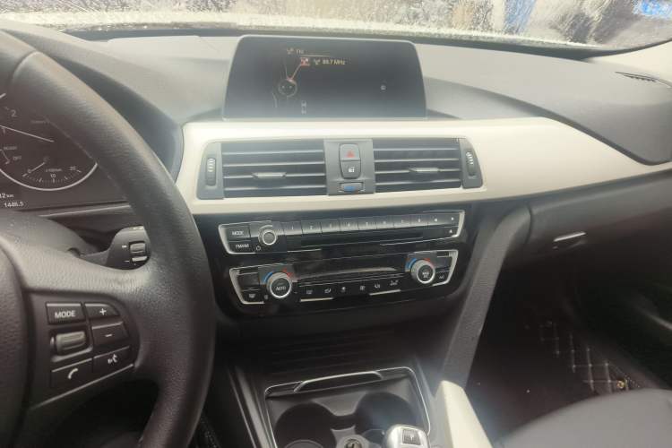 Used BMW 3 Series 2016 320i Fashion Model Audio And AC Panel