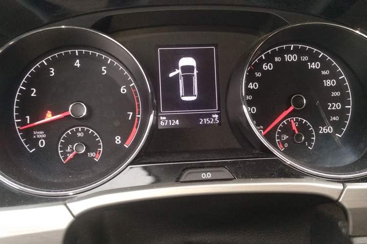 Used Volkswagen Touran 2016 Volkswagen Touran L 280TSI DSG Comfort Edition Odometer Close Up