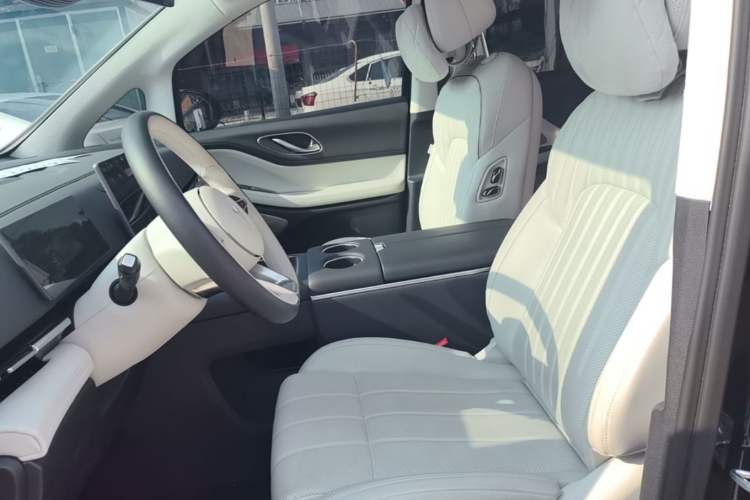 Used VOYAH Dream 2025 EV Four-Wheel Drive Prestige Qiankun Edition