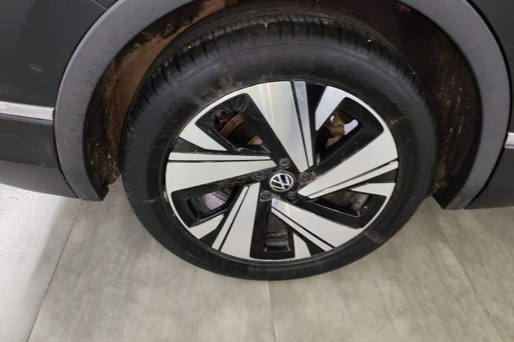 Used Volkswagen Tiguan L 2023 Restyled 330TSI Automatic Two-Wheel Drive R-Line Enhanced Comfort Version Right Rear Wheel Hub