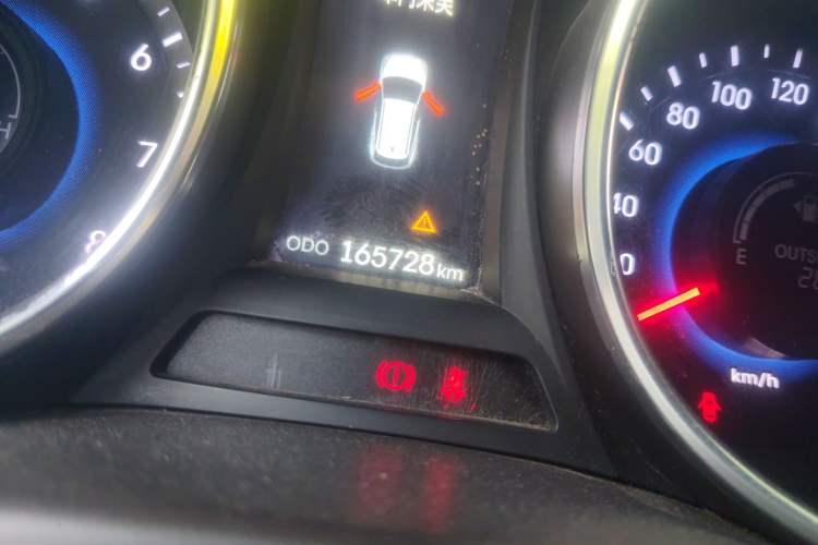 Used Hyundai Santa Fe 2013 2.4L Automatic 4x4 Smart Version Odometer Close Up