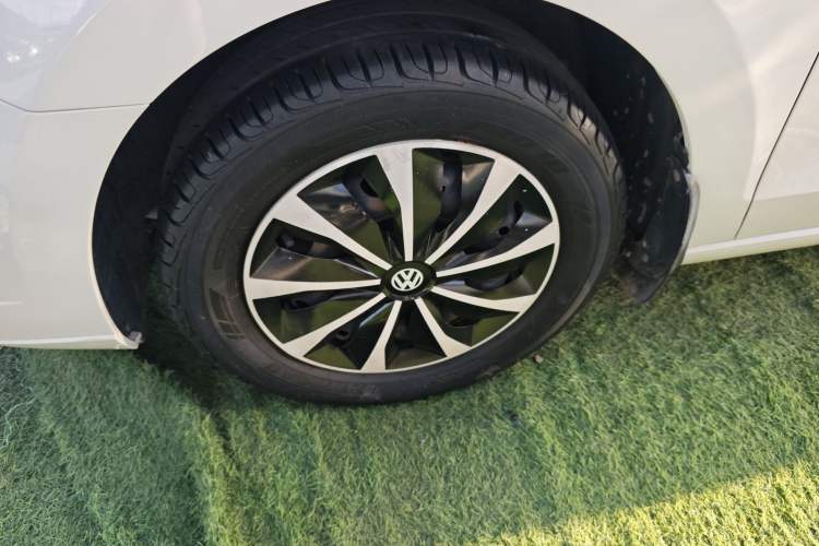Used Volkswagen Jetta 2017 1.4L Manual Fashion Edition Exterior 4