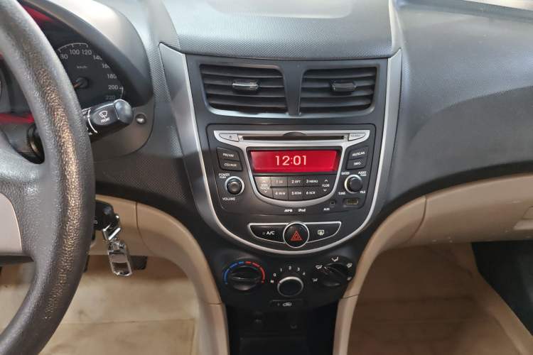 Used Hyundai Verna (older generation) 2014 1.4L Manual Smart GLS Trim