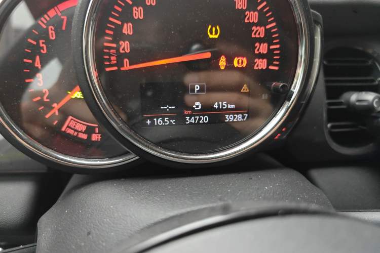 Used MINI 2022 1.5T ONE Odometer Close Up