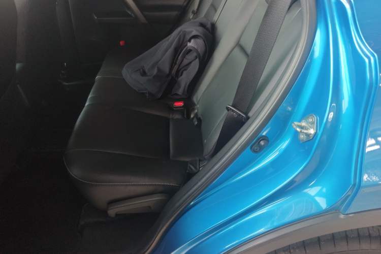 Used Toyota RAV4 2016 2.0L CVT Two-Wheel Drive Smart Edition China V Standard Left Rear Seat