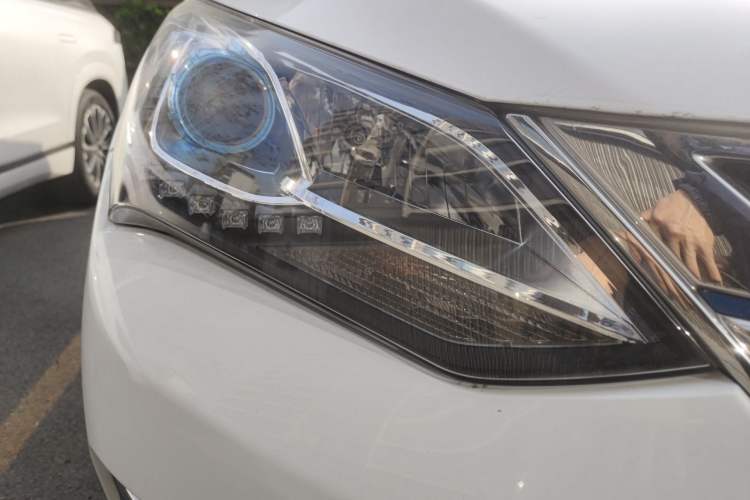 Used BYD Song New Energy 2017 Song DM 1.5TID All-Wheel Drive Prestige Model Right Front Headlight