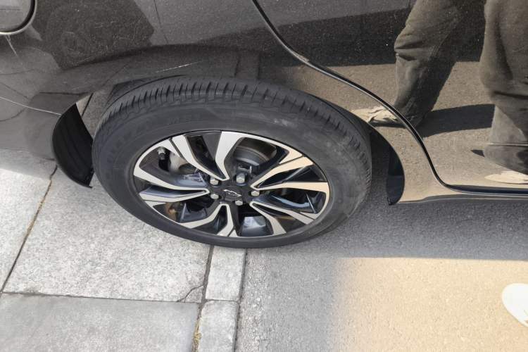 Used Chevrolet Monza 2022 Light Hybrid RS 330T Automatic Comfort Edition Right Rear Wheel Hub