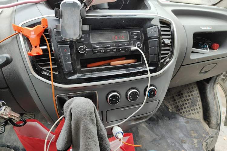 Used SAIC MAXUS Xintu V80 2021 2.0T Manual Classic Aoyuntong Short Wheelbase Mid-Roof 5/6-Seater Audio And AC Panel