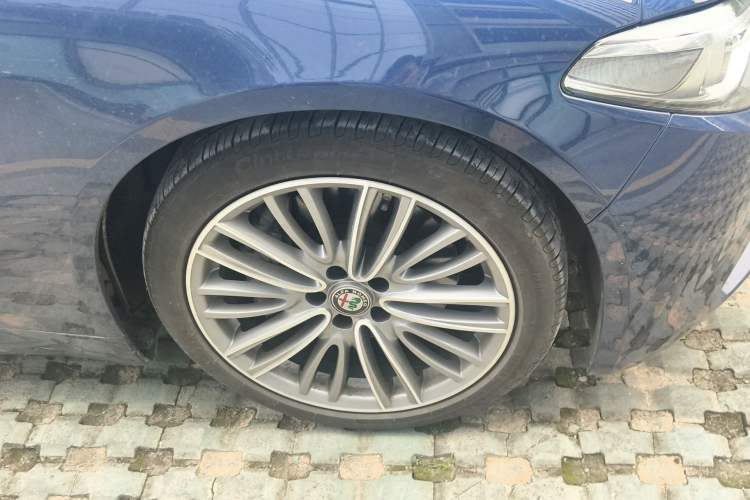 Used Alfa Romeo Giulia 2017 2.0T 280HP Luxury Edition Right Front Wheel Hub