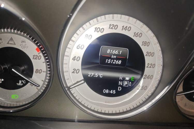 Used Mercedes-Benz GLK-Class 2013 GLK 300 4MATIC Dynamic Edition Odometer Close Up