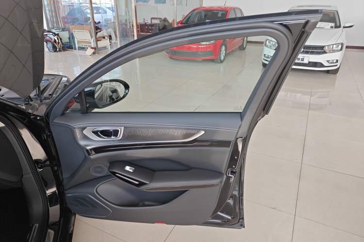 Used Hongqi H9 2025 Model Facelifted 2.0T Two-Wheel Drive Flag-Style Luxury Business Edition, 5 Seats