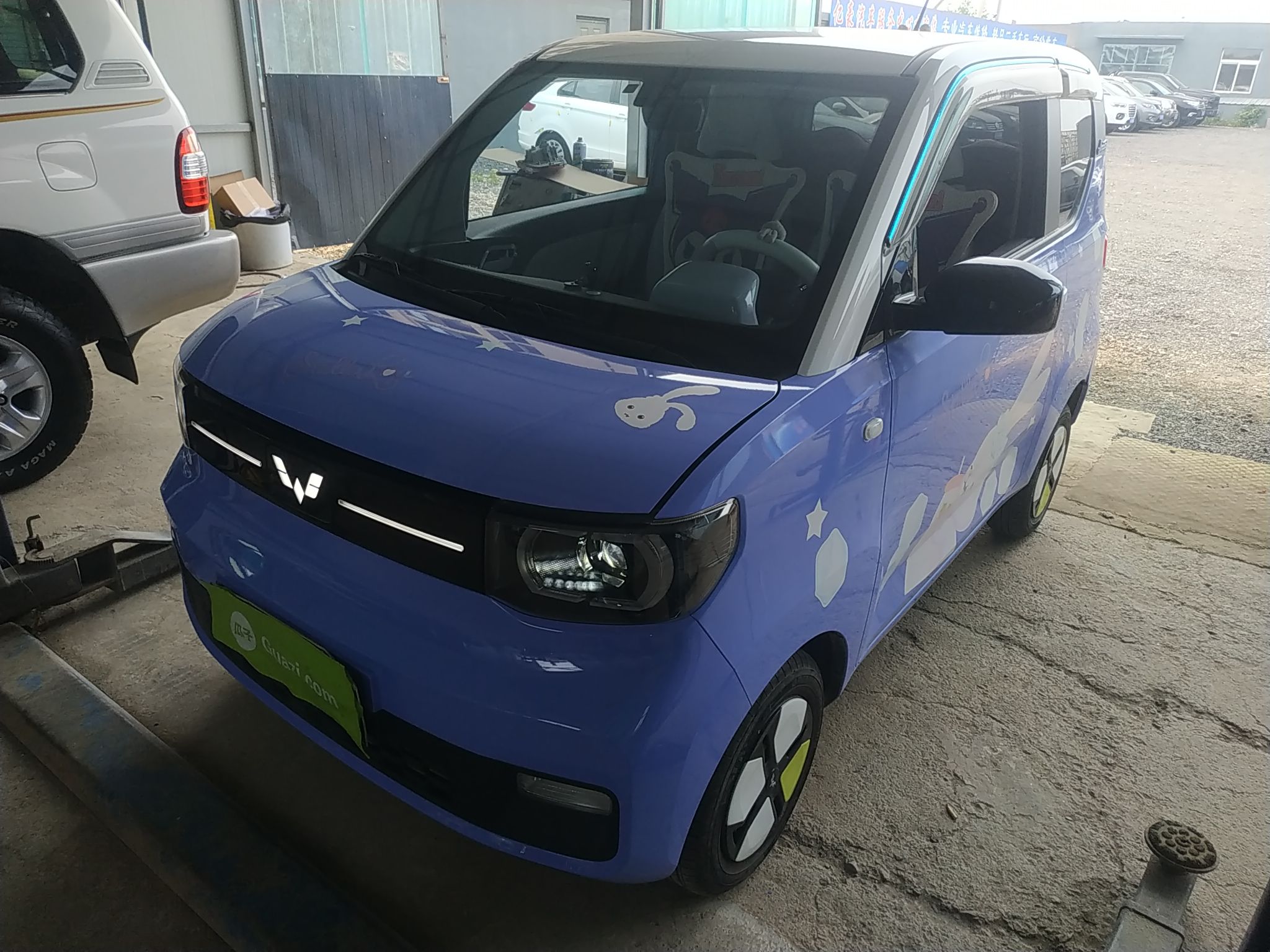 Под передней частью автомобиля