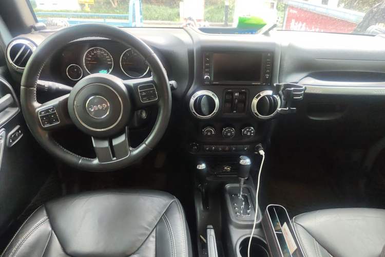 Used Jeep Wrangler 2014 3.0L Sahara Four-Door Edition Center Console