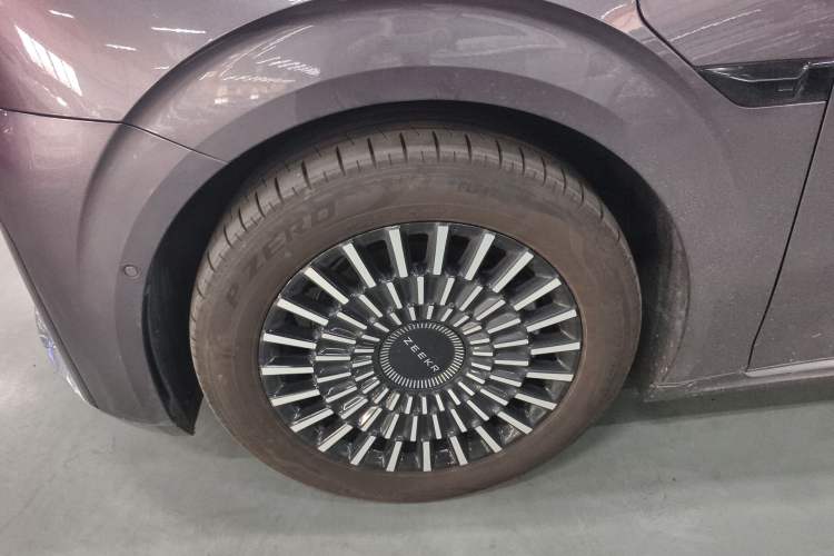 Used Zeekr 009 2024 7-Seater Aisle Version 108 kWh Left Front Wheel Hub