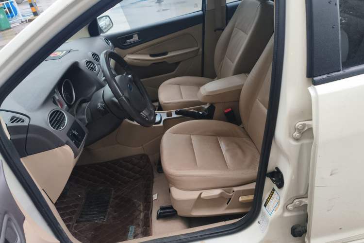 Used Ford Focus 2013 Hatchback Classic 1.8L Automatic Fashion Edition
