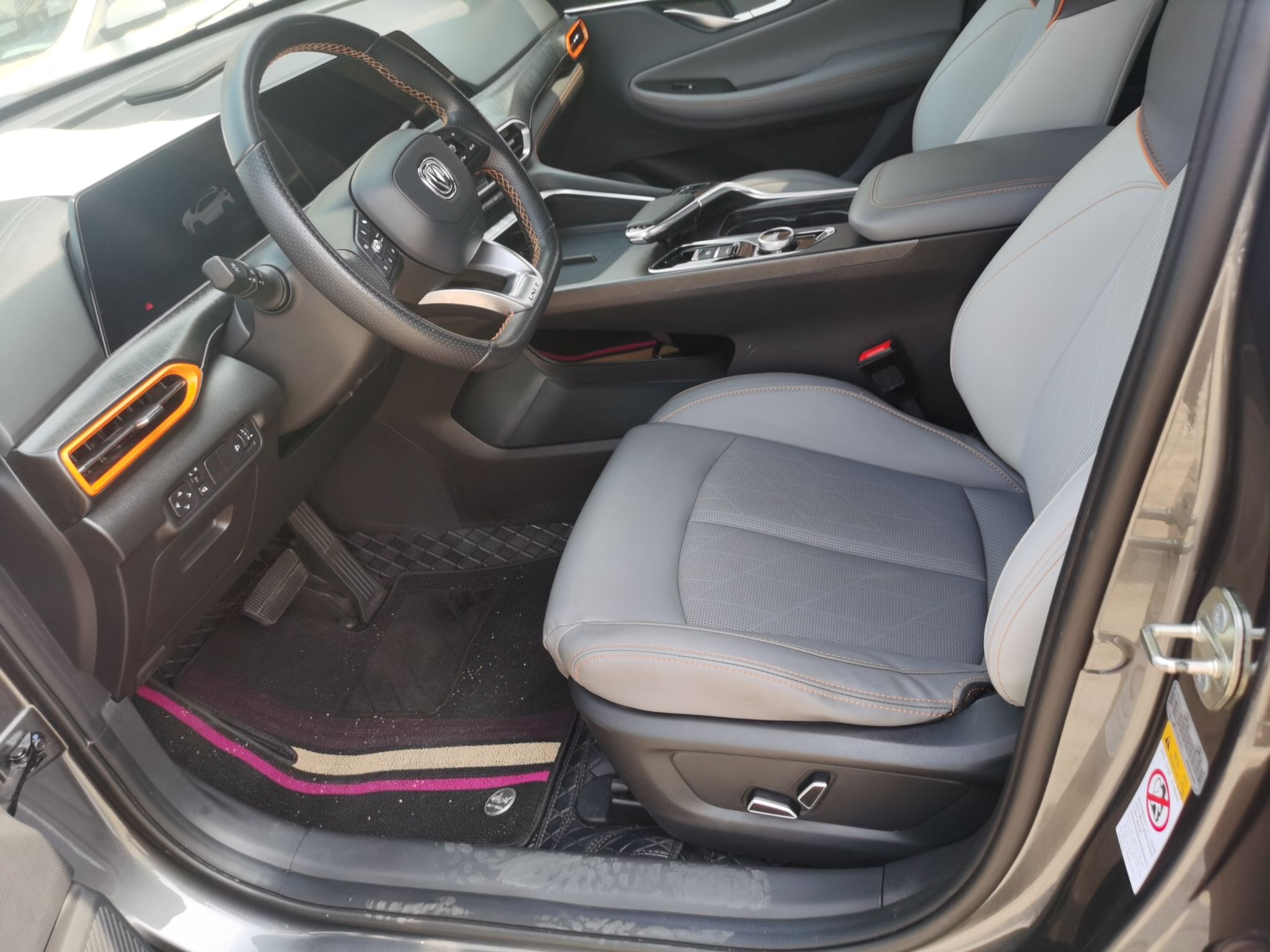 Переднее сиденье в автомобиле