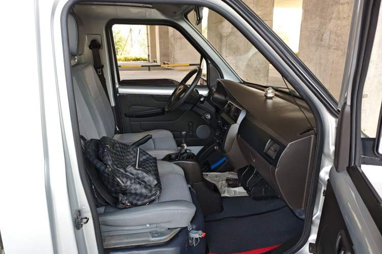 Used Wuling Rongguang Small Truck 2020 1.5L Base Version China VI Standard Single-Row L3C Right Front Seat