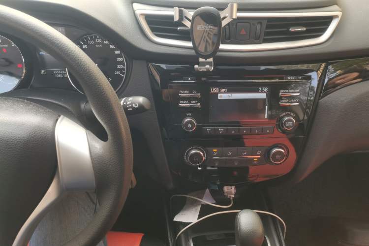 Used Nissan Qashqai 2016 2.0L CVT Elite Edition Audio And AC Panel