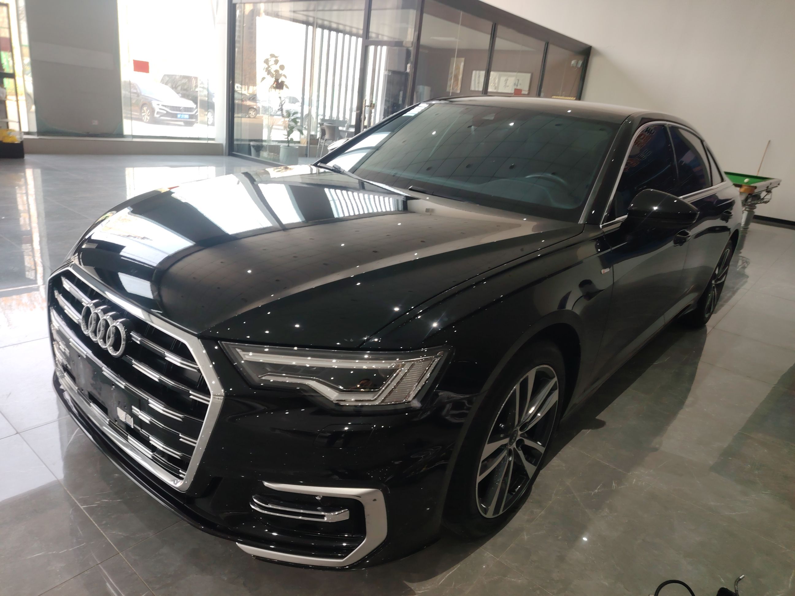 Под передней частью автомобиля