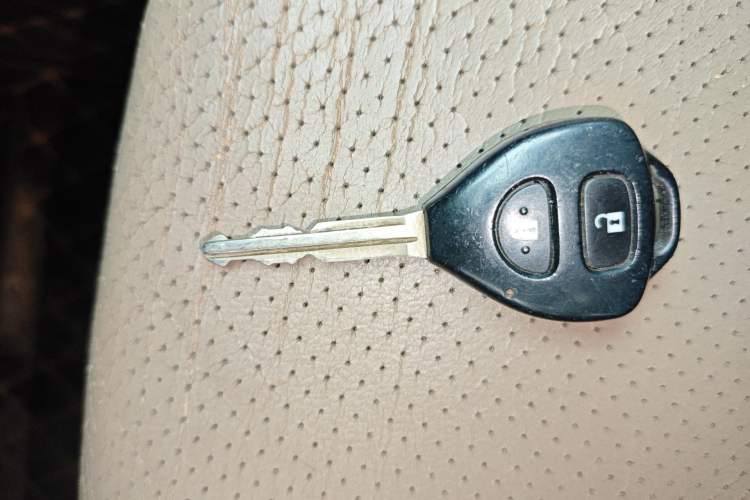 Used Toyota RAV4 2012 Luxurious 2.4L Automatic 4x4 with Stylish Features
