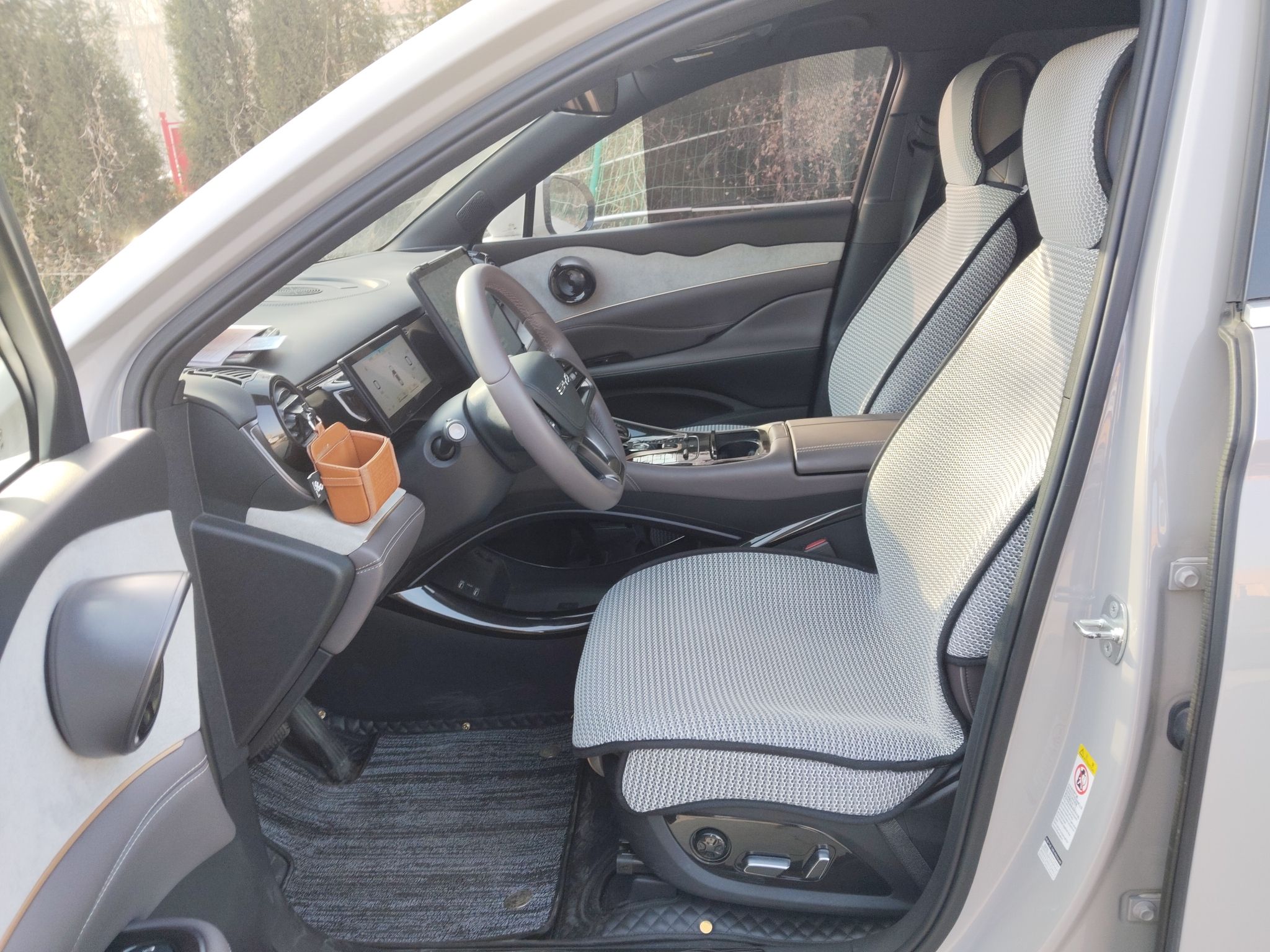 Переднее сиденье в автомобиле