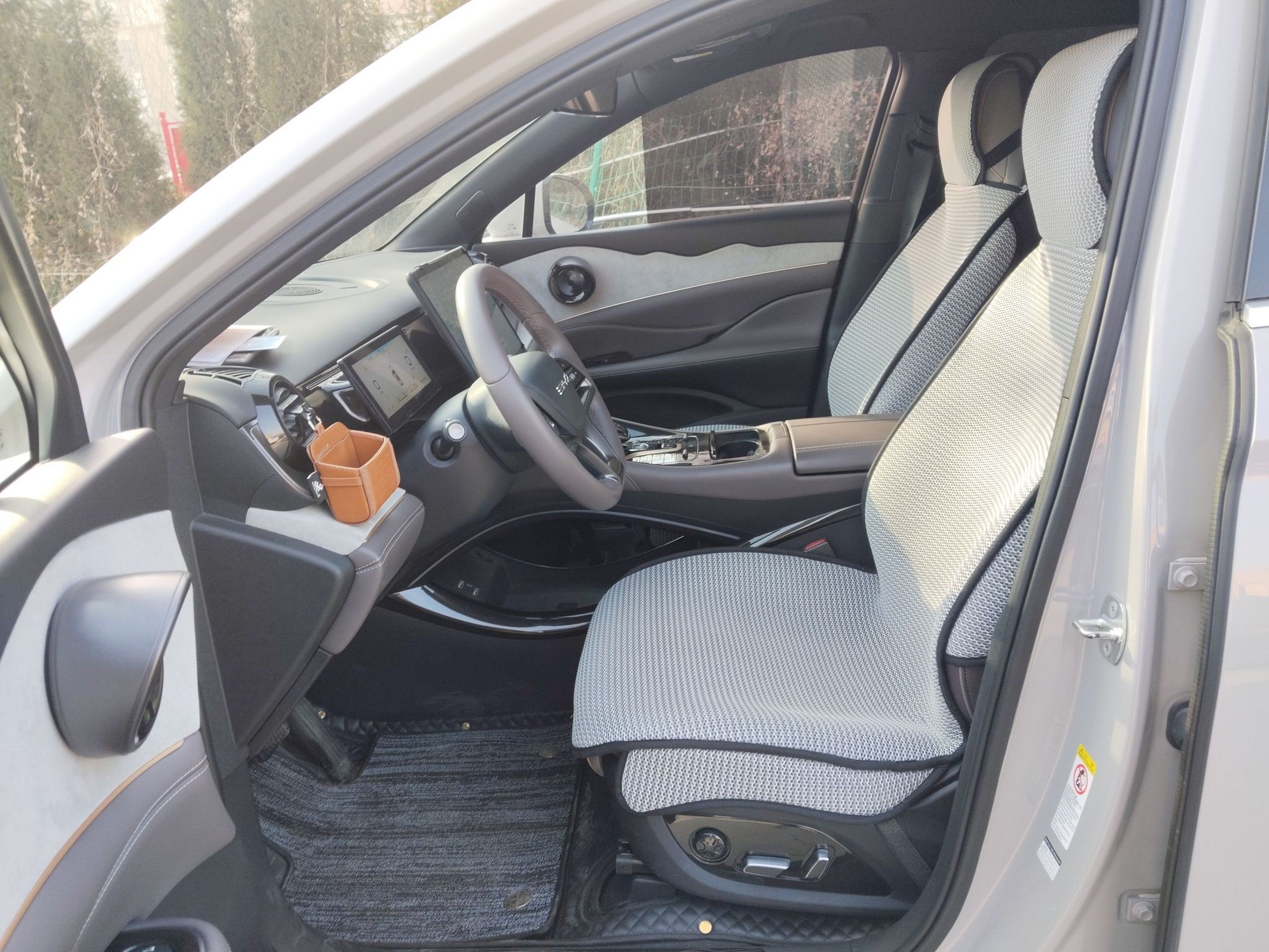 المقاعد الأمامية داخل السيارة