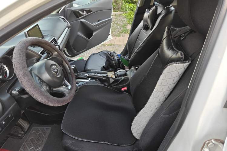 Used Mazda 3 Axela 2016 Sedan 1.5L Automatic Luxury Model
