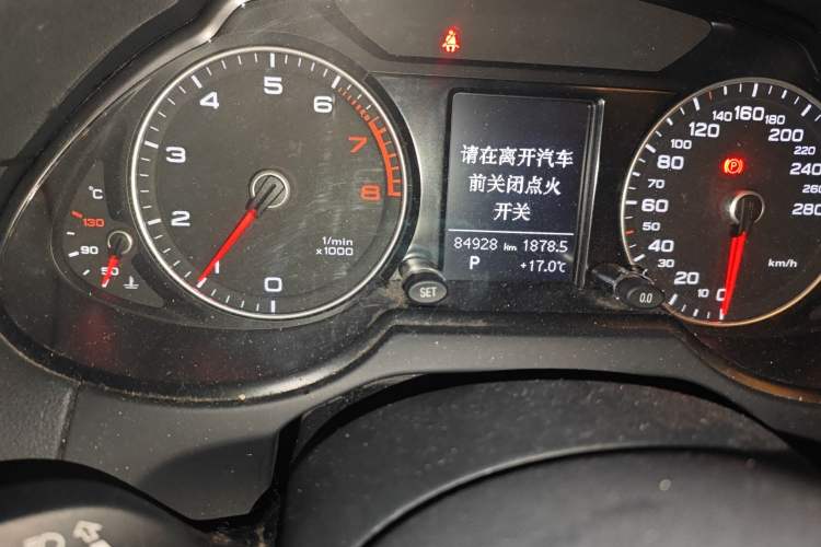 Used Audi Q5 2017 40 TFSI Ambition Edition Odometer Close Up