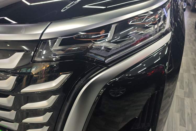 Used Denza D9 2025 DM-i Intelligent Drive 1020 Four-Wheel Drive Prestige Model
